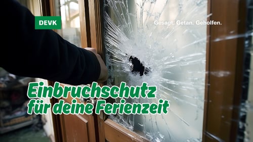 Aufgebrochene Haustür mit beschädigter Glasscheibe als Symbol für Einbruchschutz und die Absicherung des Zuhauses während des Urlaubs.