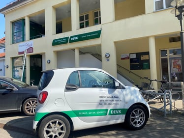 DEVK Smart vor Geschäftsstelle in Eggersdorf