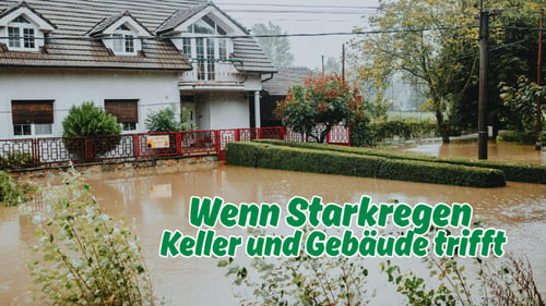 Haus und Grundstück nach Starkregen überflutet – Keller und Gebäude durch Hochwasser gefährdet.