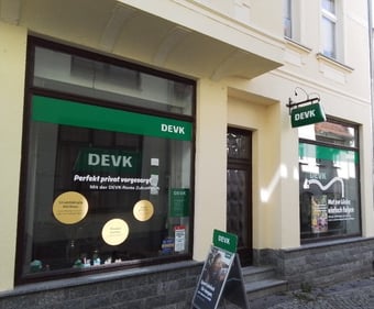 Außenansicht und Schaufenster der DEVK Versicherungsagentur Christian Weitze in Schmölln