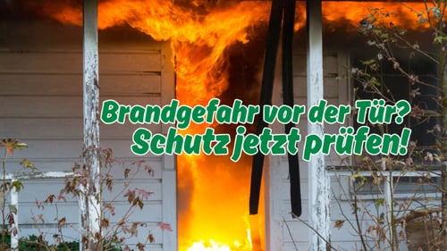Brand eines Wohnhauses als Hinweis auf die Bedeutung einer passenden Wohngebäudeversicherung.