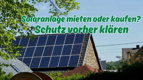 Solaranlage auf einem Wohnhaus – Photovoltaikanlage mieten oder kaufen und Versicherungsschutz prüfen