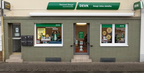 Das Foto zeigt die DEVK-Geschäftsstelle Hürth von außen