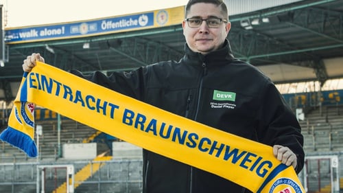 Daniel Pieper mit Eintracht-Schal vor der Südkurve im Eintracht-Stadion an der Hamburger Straße (Foto: Eintracht Braunschweig)