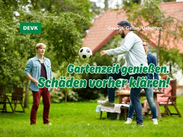 Terrasse mit Gartenmöbeln und Sonnenschirm in Nürnberg richtig über Hausrat- und Wohngebäudeversicherung absichern