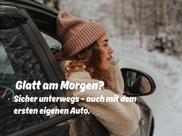 Frau in Winterkleidung schaut aus dem offenen Autofenster - Schnee im Hintergrund