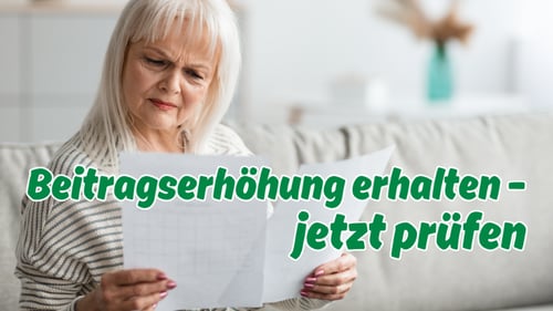 Ältere Frau prüft ein Schreiben zur Beitragserhöhung ihrer Versicherung zu Hause.