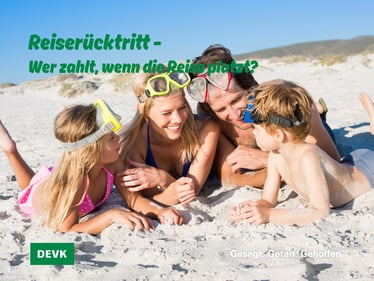 Familie am Strand lacht zusammen. Thema ist Reise, Reiserücktritt und Auslandskrankenversicherung.
