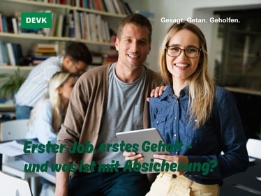Junge Frau und Kollege lächeln in einem Büro, während sie gemeinsam ein Tablet halten; im Hintergrund arbeiten weitere Personen – zum Beitrag „Berufsstart in Bochum: Welche Versicherungen jetzt wirklich wichtig werden“.