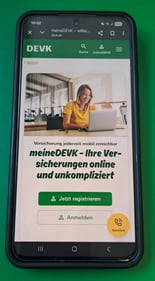 Foto Handy mit der Anmeldung meineDEVK