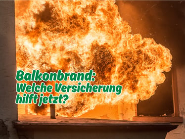 Balkonbrand mit starken Flammen an einem Gebäude – Hinweisgrafik zum Thema, welche Versicherung bei einem Brandschaden helfen kann.