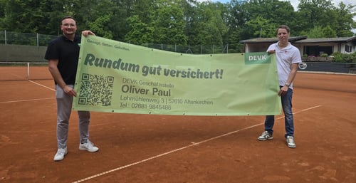 Benedikt Paul (GS Oliver Paul) überreicht Adrian Storbeck (Vorstand TC-RW Flammersfeld) den Werbebanner.