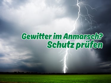 Dunkle Gewitterwolken über einem Wohnhaus – Versicherungscheck bei der DEVK Agentur Marcel Reisch in Oberhausen