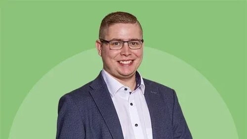 Daniel Pieper (Mann mit Brille)