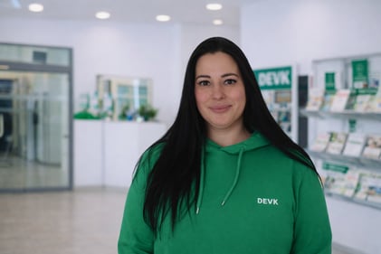 Foto im grünen DEVK-Hoodie