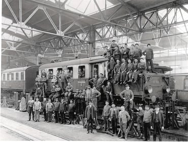 Zug mit Besatzung - manche stehen auf dem Zug manche vor dem Zug - Bild schwarz weiß