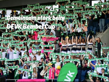 Fans mit DEVK-Schals auf der Tribüne beim DEVK Bembel Cup zum Beitrag „Rückblick auf den DEVK Bembel Cup: Teamgeist, Austausch und ein starkes Wochenende“