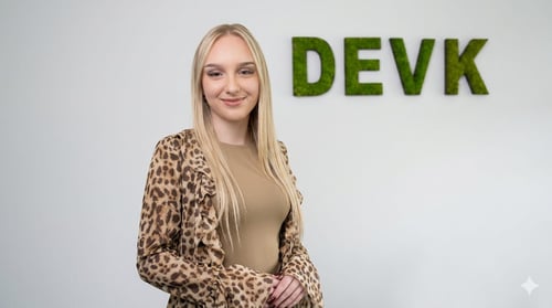 auf diesem Bild sieht man Vanessa Schubbert. Sie ist seit September 2025  für das DEVK Team von Andrea Hecker tätig und ist Auszubildene