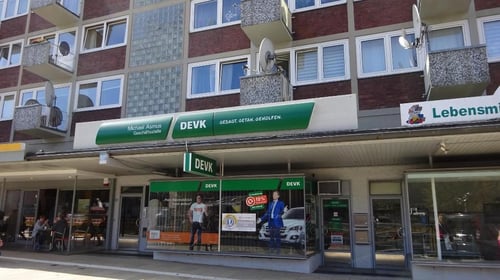 Außenansicht mit Schaufenster DEVK Versicherungsagentur Michael Asmus - Versicherung Stolberg