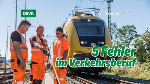 Drei Gleisarbeiter in orangefarbener Warnkleidung neben einem gelben DB-Fahrzeug, Text: „5 Fehler im Verkehrsberuf“ – DEVK Agentur Jens Lenz - Versicherung Potsdam