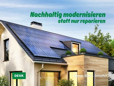 Modernes Wohnhaus mit Solaranlage auf dem Dach – nachhaltige Modernisierung nach einem Schaden mit passendem Wohngebäudeschutz