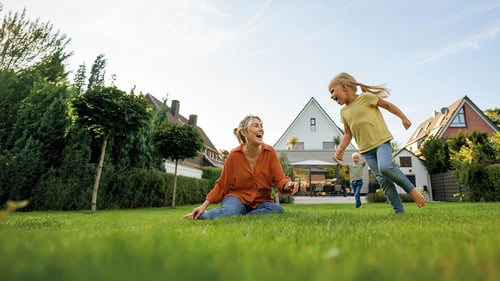 Fröhliche Familie im Garten hinter dem Haus
