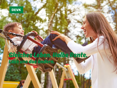 Mutter schaukelt ihr Kind auf einem Spielplatz. Das Bild trägt den Hinweis „Gleiches Leben. Halbe Rente. Lass uns das ändern.“ und macht auf mögliche Rentenlücken von Frauen aufmerksam.