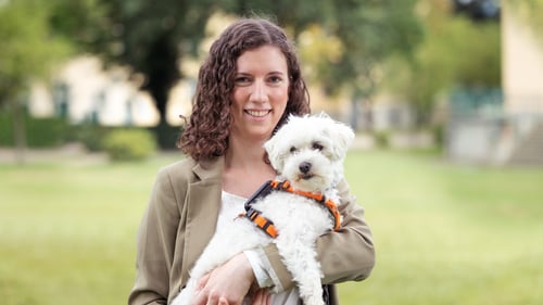 Bild von der Mitarbeiterin Innendienst Maike Diedrichs und Hund Monty.