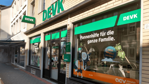 Außenansicht und Schaufenster der DEVK Versicherungsagentur Michael Asmus - Versicherung Langerwehe