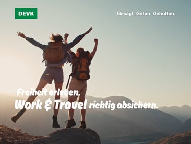 Bild von zwei Wanderern auf einer Bergspitze mit in die Luft gestreckten Armen: Absicherung Work & Travel