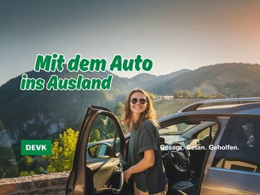 Auto vor Berglandschaft mit Reisender und DEVK-Branding, Bildheadline „Mit dem Auto ins Ausland“ für einen Beitrag zur Kfz-Versicherung und zum Auslandsurlaub.