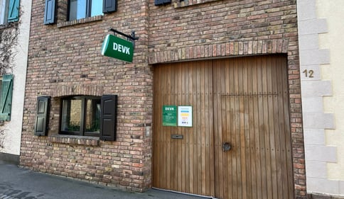 Das Foto zeigt die DEVK Geschäftsstelle in Brühl-Schwadorf von außen.