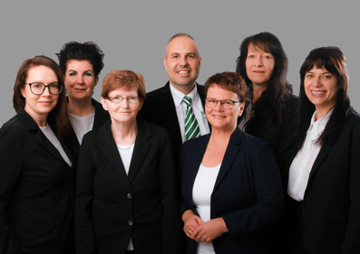 Das Foto zeigt das freundliche DEVK Agenturteam um Grit Schubert