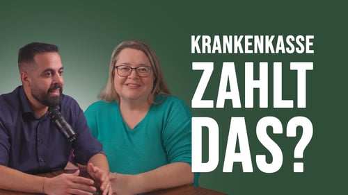 Mann und Frau im Podcast-Gespräch mit Mikrofon, Bildtext "Krankenkasse zahlt das?"