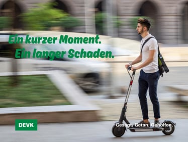 Junger Mann fährt mit einem E-Scooter durch die Stadt, im Hintergrund ist ein vorbeifahrendes Auto verschwommen zu sehen – zum Beitrag „Fahrrad, E-Scooter & Alltag: Wann bist du in Bochum wirklich abgesichert?“