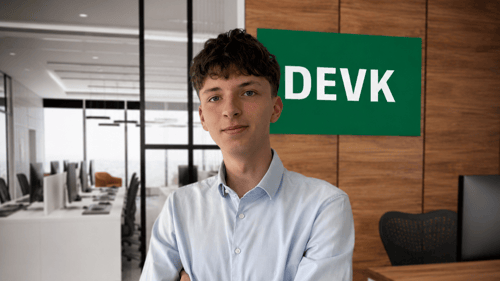 Lenny Petzold vor DEVK Hintergrund