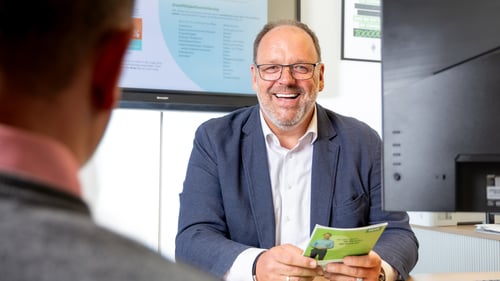 Das Foto zeigt den Agenturleiter Marco Rütten mit einem Lächeln.