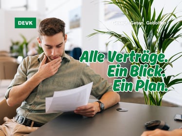 Maurice Spiegelhalter erklärt einem jungen Kunden den Opti-Check für Versicherungen in Waldshut-Tiengen.