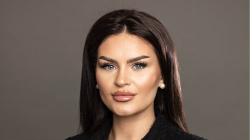 Auf dem Foto ist die Mitarbeiterin Florentina Hasaj zu sehen.