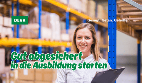 Junge Auszubildende in einem Lager mit Klemmbrett und der Aufschrift „Gut abgesichert in die Ausbildung starten“ – DEVK Ausbildungsstart und Berufsunfähigkeit.