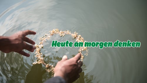 Hände legen einen Blumenkranz auf Wasser als Symbol für Vorsorge und Sterbegeldversicherung. DEVK Versicherungsagentur Vera Holländer in Vacha