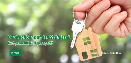 Hand übergibt Hausschlüssel mit Hausanhänger – DEVK Marco Hock informiert zur Urlaubsvertretung durch Nachbarn, Schlüsselverlust und Gefälligkeitsschäden.