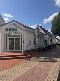 Außenansicht mit Versicherungsagenturinhaber Gerd-Malte Tretzack - DEVK Versicherung Stadthagen