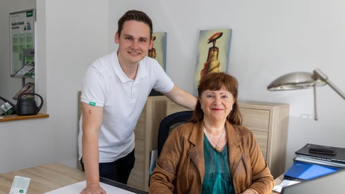 Agenturleiter Domenik Klemp und Vertriebsassistentin Andrea Wagner in der DEVK Geschäftsstelle Düren-Gürzenich