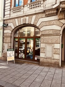 Sie sehen das DEVK-Büro in Apolda von außen