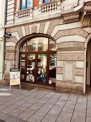 Sie sehen das DEVK-Büro in Apolda von außen