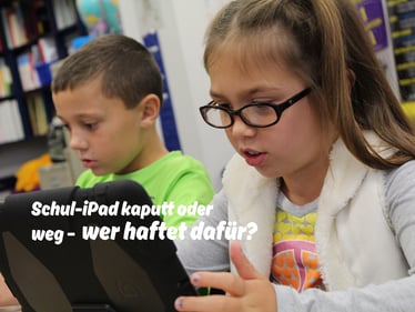 zwei Kinder sind mit einem Tablet beschäftigt - Beitrag zum Thema: iPad in der Schule beschädigt oder gestohlen – bin ich versichert?