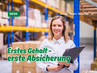 Junge Auszubildende mit Ordner in einem Lager vor Regalen mit Kartons. Auf dem Bild steht „Erstes Gehalt – erste Absicherung“.
