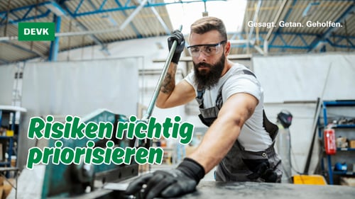 Handwerker bei der Arbeit in einem Betrieb in Karlsruhe – Beitrag der DEVK Agentur Moritz Schaaf zu wichtigen Risiken und Versicherungen für Handwerksbetriebe