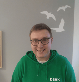 DEVK Berater Manuel Busch in Greifswald lächelnd